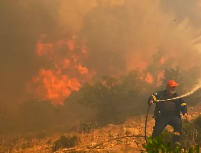 Пожар гори край първомайско село 