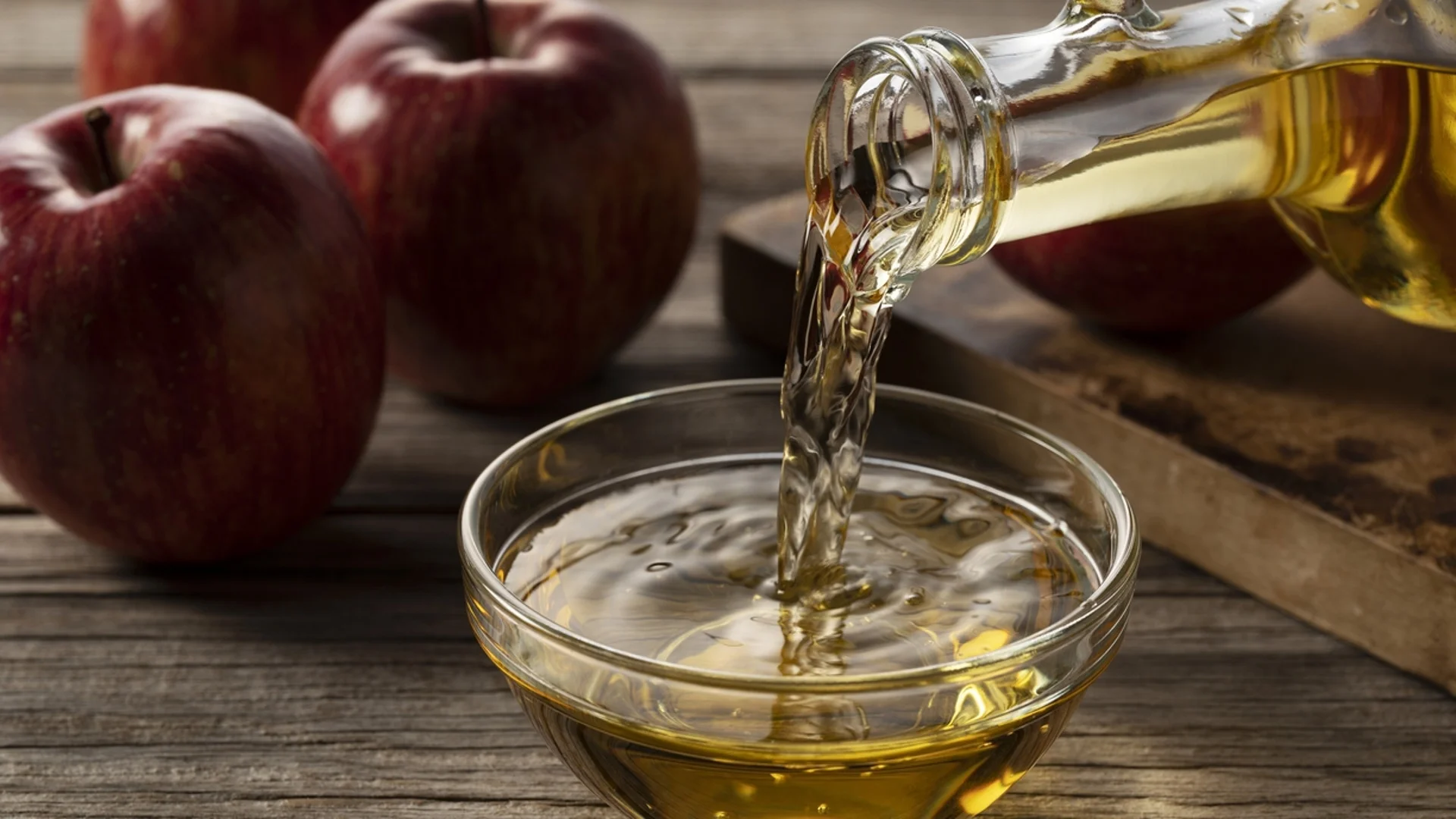 Трябва ли да пиете ябълков оцет преди лягане?