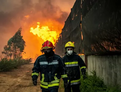 Битката с пожарите продължава, военни хеликоптери гасят огъня в Казанлък