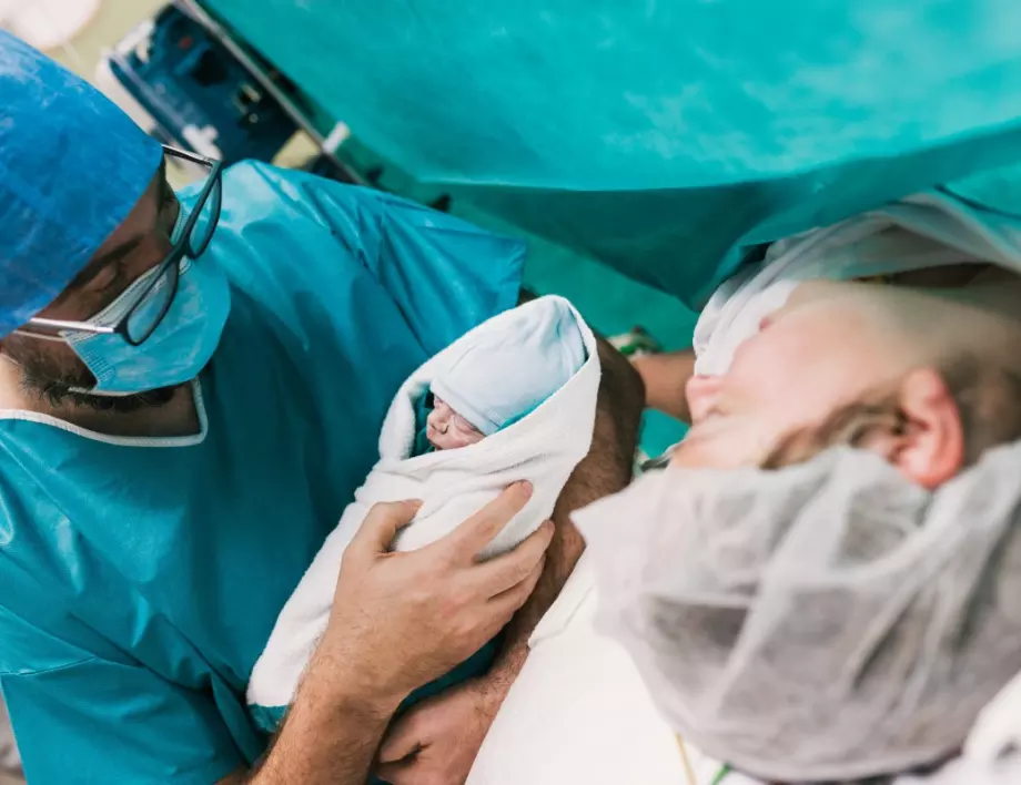 Майка извади сама бебето си при раждане с цезарово сечение (ВИДЕО)