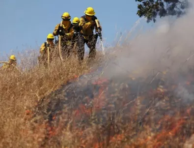 Пожарникари с огън срещу полицаи: Протест заради заплати и условия за труд (ВИДЕО)