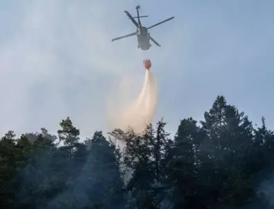 Военен хеликоптер гаси пожарите в Хасковско
