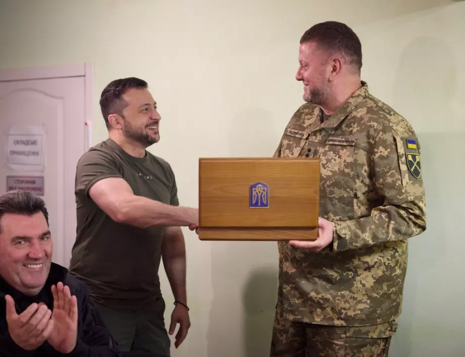 На изпроводяк: Зеленски удостои Залужни с наградата "Герой на Украйна" (ВИДЕО)