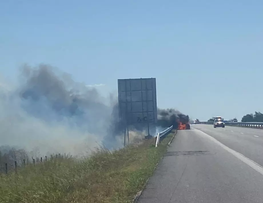 Кола се запали на АМ "Тракия", пожарът може да тръгне към полето