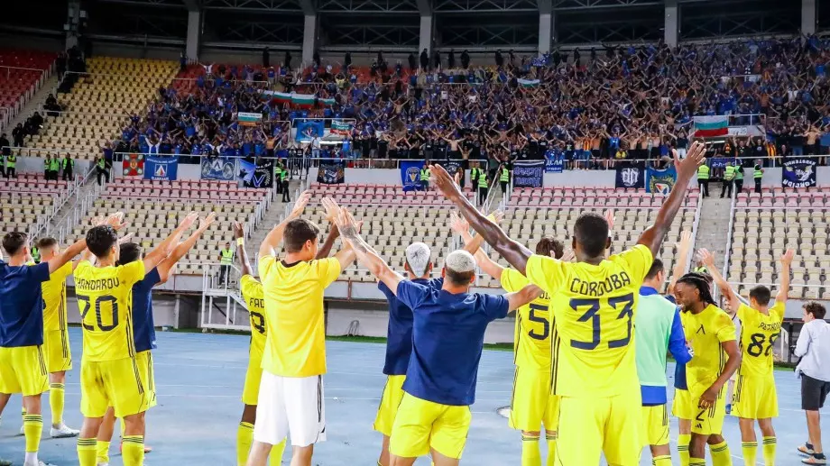 Солена глоба, наказание и предупреждение от УЕФА за Левски след мача в Скопие