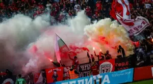 Без прошка: Кох и Евтимов отидоха да говорят с феновете на ЦСКА, замеряха ги с бутилки (ВИДЕО)