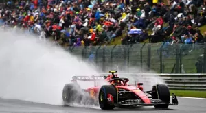 Карлос Сайнц пред пилотите на Макларън в тренировката на мократа "Спа"