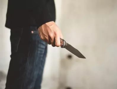След семеен скандал: Мъж намушка жена с нож в Поморие