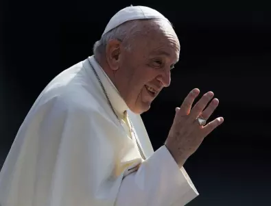 Папата в комплект с руския престъпен символ: Полска медия не прости на Франциск непремерените изказвания (СНИМКА)