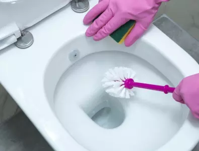 Вместо оцет: С тази съставка тоалетната ще заблести от чистота за нула време