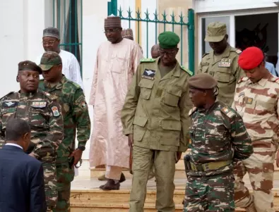 Хунтата в Нигер ще извежда с полиция френския посланик, вече нямал имунитет