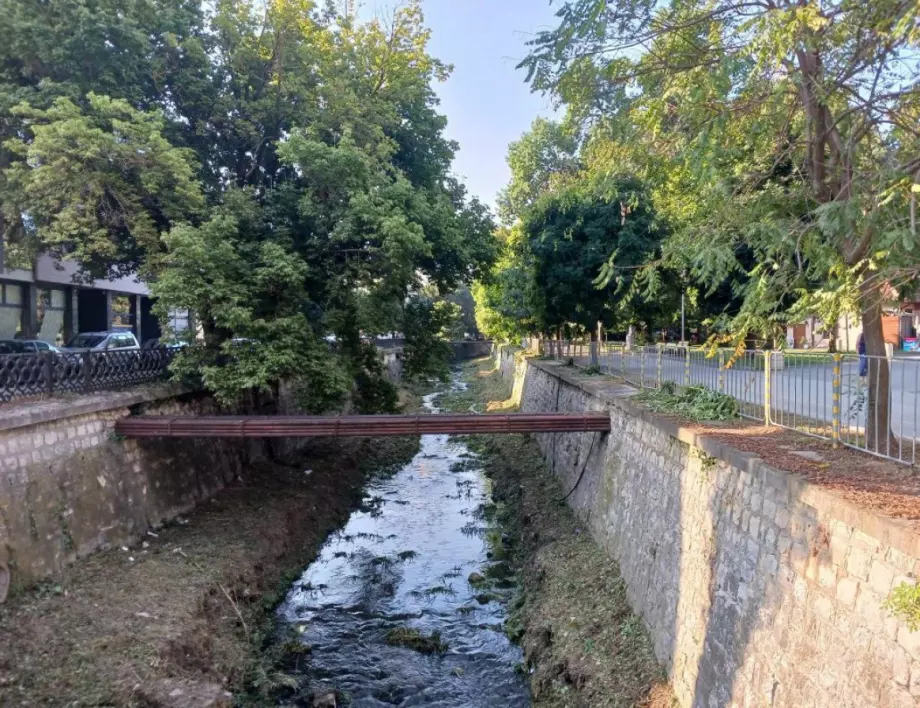 Поредното за годината почистване на речните корита в Плевен напредва