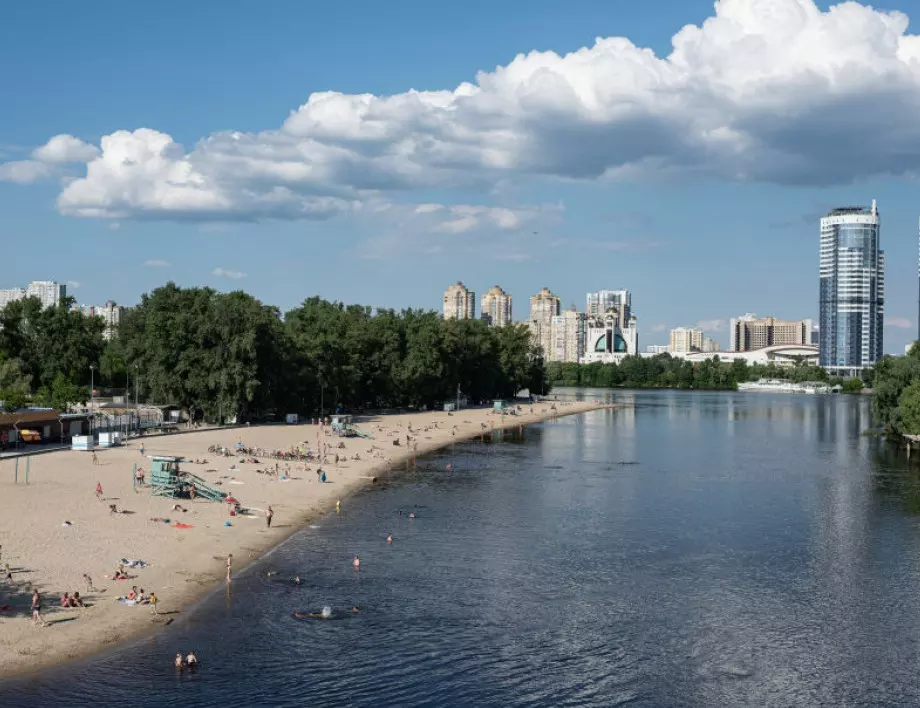 Почивка на фона на сирени: Плажовете в Киев отбелязват рекордни приходи
