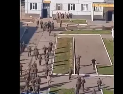 Нова гавра в руската армия: Съблечени войници са изправени за назидание пред строя (ВИДЕО)