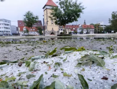 Заради градушка: Зимата удари с пълна сила град в Германия посред лято (ВИДЕО)