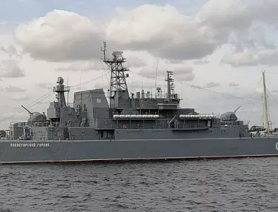 Удареният от дрон руски кораб в Новоросийск го държат четири кораба да не потъне (СНИМКИ)