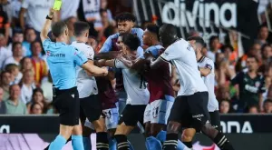 Голям резил в Испания: Десетки фенове припознаха играч и не го пуснаха (ВИДЕО)