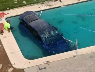 Tesla проби ограда и скочи в басейн (ВИДЕО)