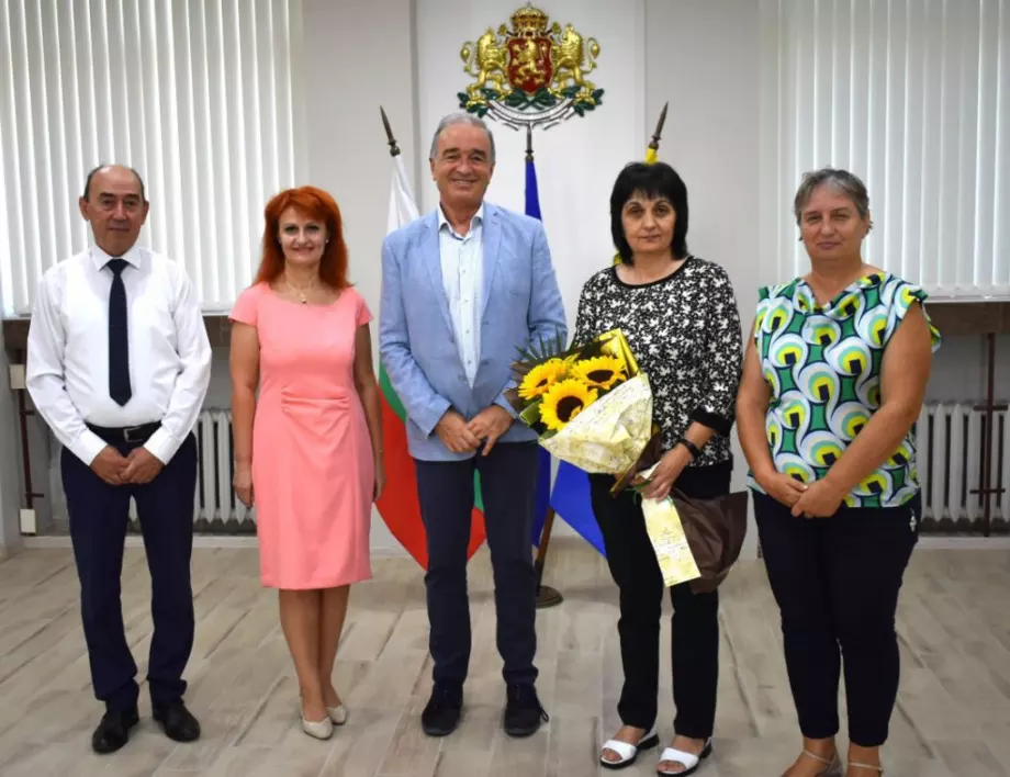 Наградиха пенсионирани директори на детски градини в Асеновград