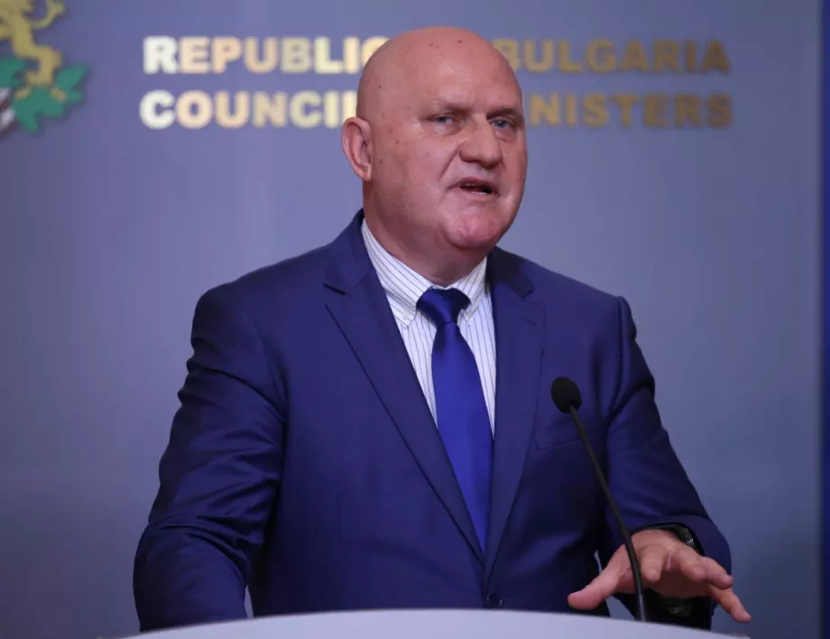 След "безродници": МОН парира БСП и ВМРО за българския език (СНИМКИ)