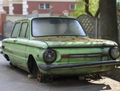 Община Ловеч продължава премахването на изоставените по улиците коли