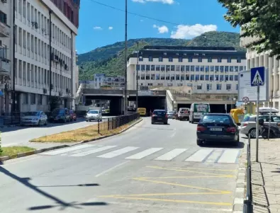 Затваря се за преминаване част от тунела до пощата в Асеновград