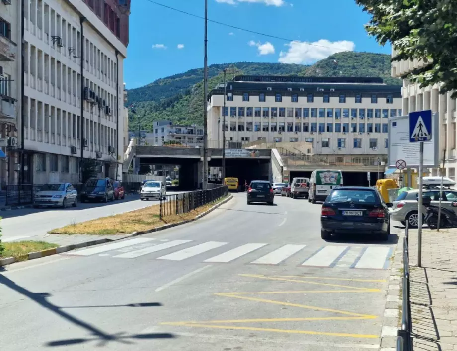 Затваря се за преминаване част от тунела до пощата в Асеновград