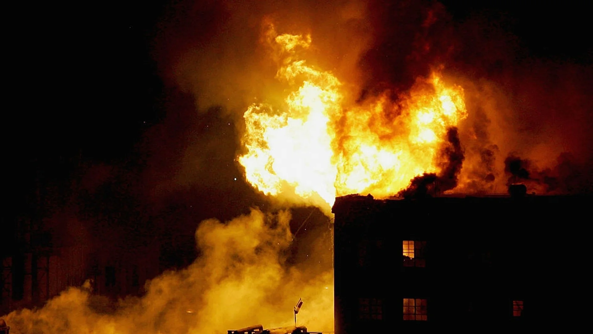 Нефтена база в Луганск е в пламъци след украинска атака (ВИДЕО)
