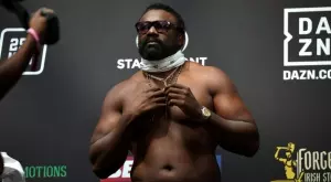 "Нямам бургер, Дерек": Усик почерпи Чисора с банан в съблекалнята си (ВИДЕО)