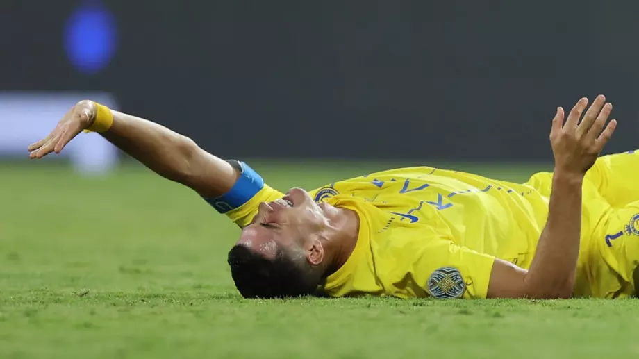 След 2 гола и минути преди трофея: Кристиано Роналдо изнесен с количка и едва стъпва (ВИДЕО)