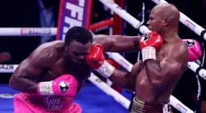 Култов Чисора излезе буквално като Барби: Бързо бе разкървавен - тежка размяна на удари (ВИДЕО)