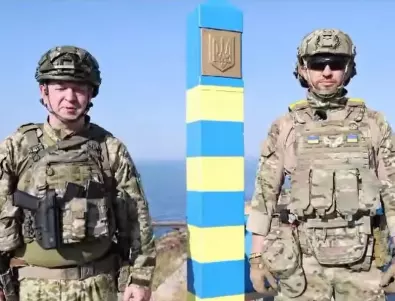 Украинските граничари поставиха нов знак на Змийския остров (ВИДЕО)