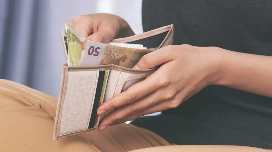 Жена опита да плати с фалшиви пари в Сливен