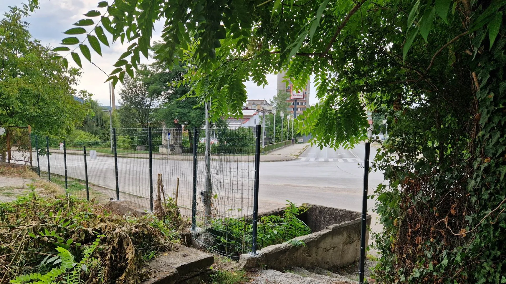 Guarded by police officers: The mayor's brother in Gabrovo removes a fence, which he does not own (VIDEO and PHOTOS)