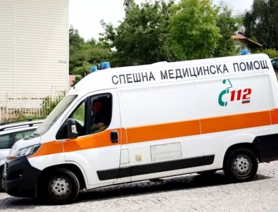 Мъж е в кома, след като кола се вряза в магазин в София