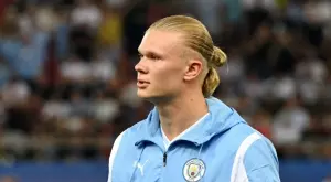 Световен шампион по бокс е фенът, нахлул, за да прегърне Ерлинг Холанд на терена (СНИМКИ)