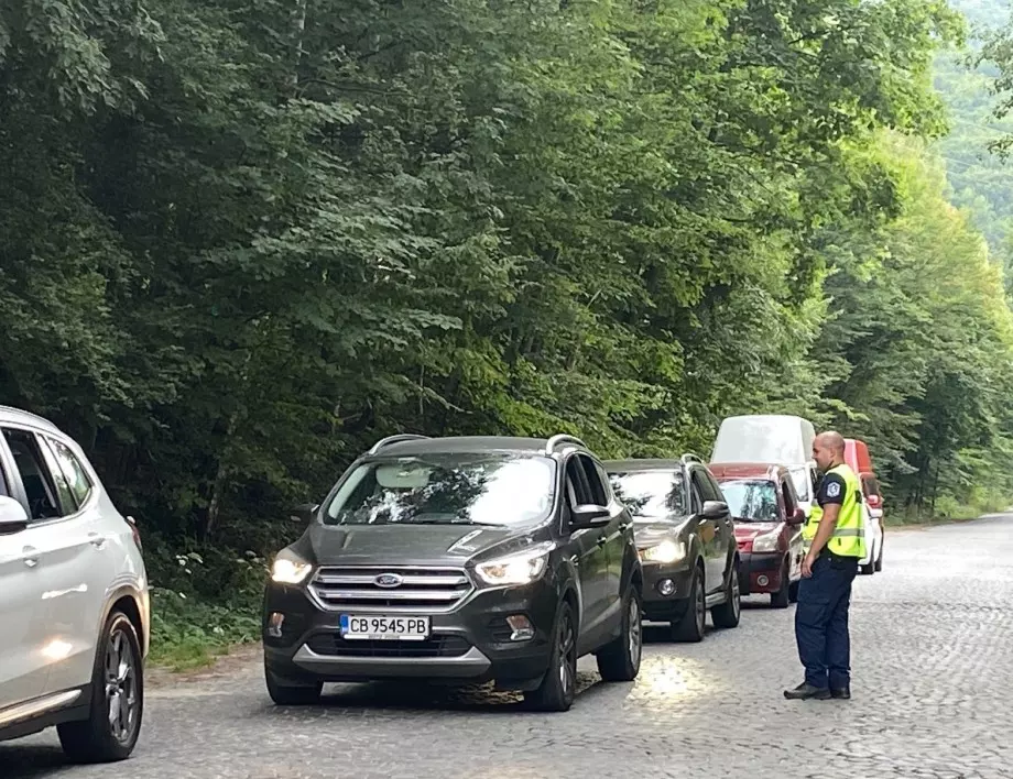 Полицията проверява автомобилите в района на убийството на Алексей Петров (СНИМКИ)