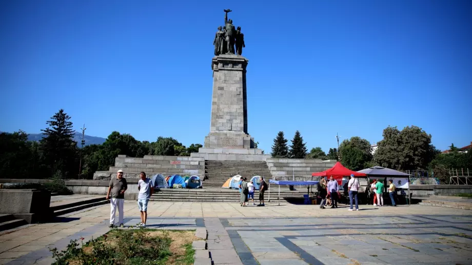 Ограждат официално МОЧА. Манолова се тюхка, че ще го махнат скоро (ВИДЕО)