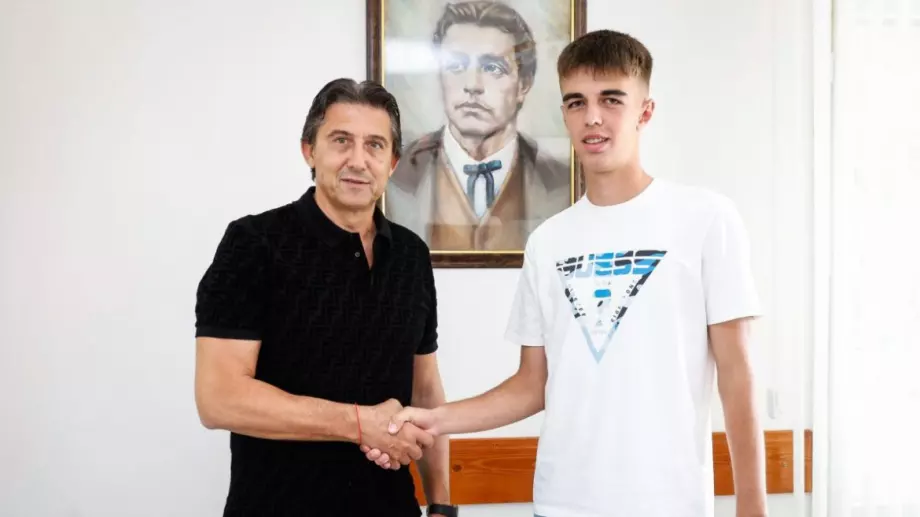 Левски подписа професионални договори с двама обещаващи юноши
