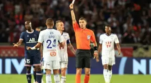 Лудост: Съдии в Лига 1 не дадоха дузпа след разкъсана бутонка (СНИМКА)