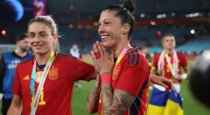 ВИДЕО: Шефът на испанския футбол целуна по устните световна шампионка