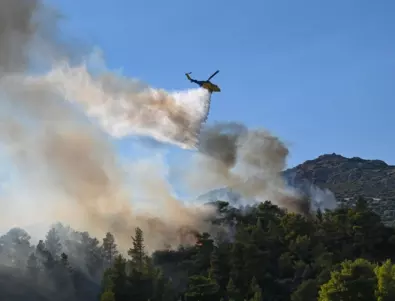Два военни хеликоптера гасят пожара в Родопите