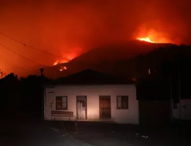 Четвърти ден пожари в Гърция, евакуация на селища и жертви (СНИМКИ)