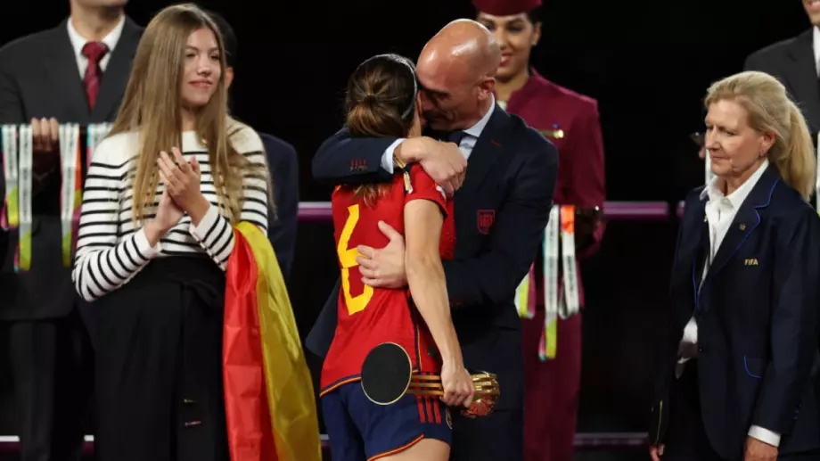 ФИФА взе решение да изхвърли от футбола Луис Рубиалес след целувката