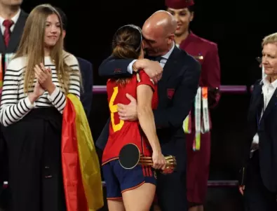 След целувката по устата: Шефът на испанския футбол подаде оставка
