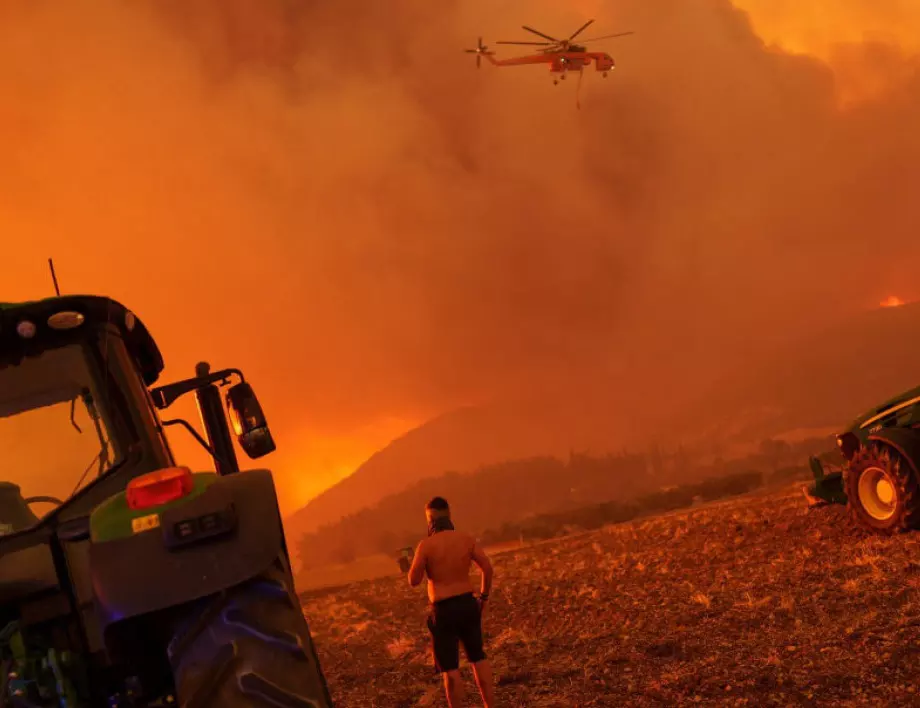 550 дка. горят край Чепеларе, пожарът се разраства