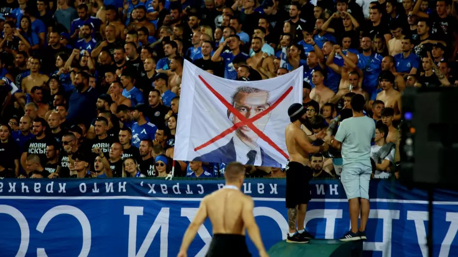 Феновете на Левски заклеймиха Костадинов и призоваха: Сгъвайте палатките... (СНИМКА)