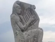 Качиха гранитна 2,5-тонна скулптура на Орфей над Триград (СНИМКИ) 