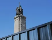 "Тук пак ще има паметник": Манолова и Григорова надраскаха с червен спрей оградата около МОЧА (ВИДЕО)
