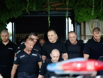ВИДЕО: Васил Божков излезе от Летище София, полицията го прибра